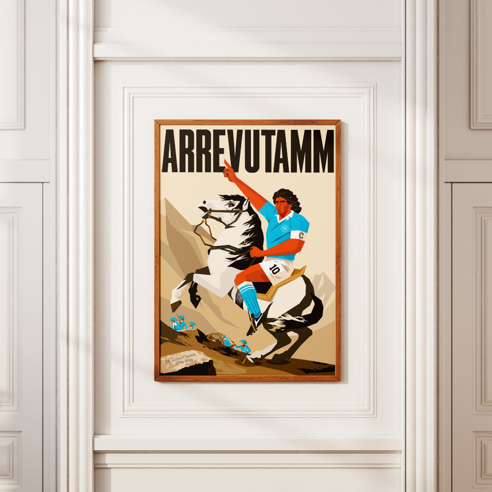 Poster artistico Arrevutamm dedicato ai 100 anni del Calcio Napoli 1926 2026 con Diego Armando Maradona raffigurato a cavallo in omaggio al celebre dipinto Napoleone che valica le Alpi Illustrazione in stile vettoriale dai toni vintage che celebra il centenario del Napoli la storia del club e la passione dei tifosi azzurri.