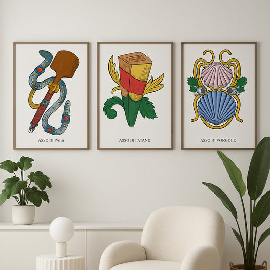 Set di poster illustrati Assi Napoletani con reinterpretazioni artistiche delle carte napoletane asso di pala con serpente e pala di legno, asso di patane con fetta di anguria e foglie, asso di vongole con conchiglie colorate. Fusione tra gioco tradizionale e cucina partenopea. 
