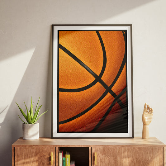 Poster moderno con dettaglio ravvicinato di un pallone da basket arancione con linee nere ideale per arredare spazi sportivi e ambienti moderni.