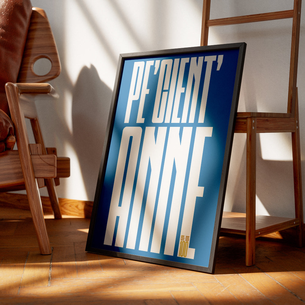 Poster minimalista Pe Cient Anne dedicato al Centenario del Calcio Napoli 1926 2026 con grande lettering bianco su sfondo azzurro che celebra i 100 anni di storia della squadra partenopea.