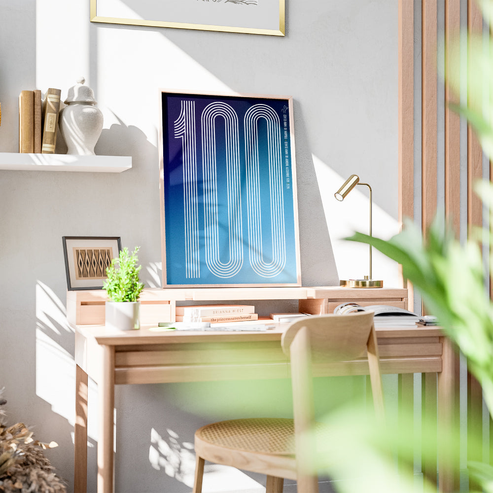 Poster minimal dedicato ai 100 anni del Calcio Napoli 1926 2026 con il numero 100 realizzato attraverso linee geometriche bianche su sfondo sfumato azzurro e blu Design moderno ed essenziale che celebra il Centenario del Napoli e l amore dei tifosi azzurri