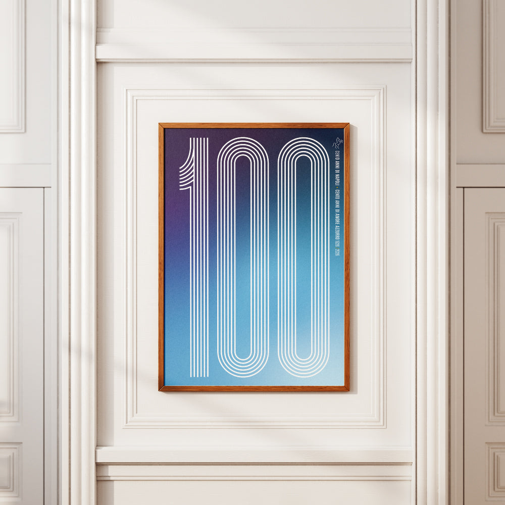 Poster minimal dedicato ai 100 anni del Calcio Napoli 1926 2026 con il numero 100 realizzato attraverso linee geometriche bianche su sfondo sfumato azzurro e blu Design moderno ed essenziale che celebra il Centenario del Napoli e l amore dei tifosi azzurri