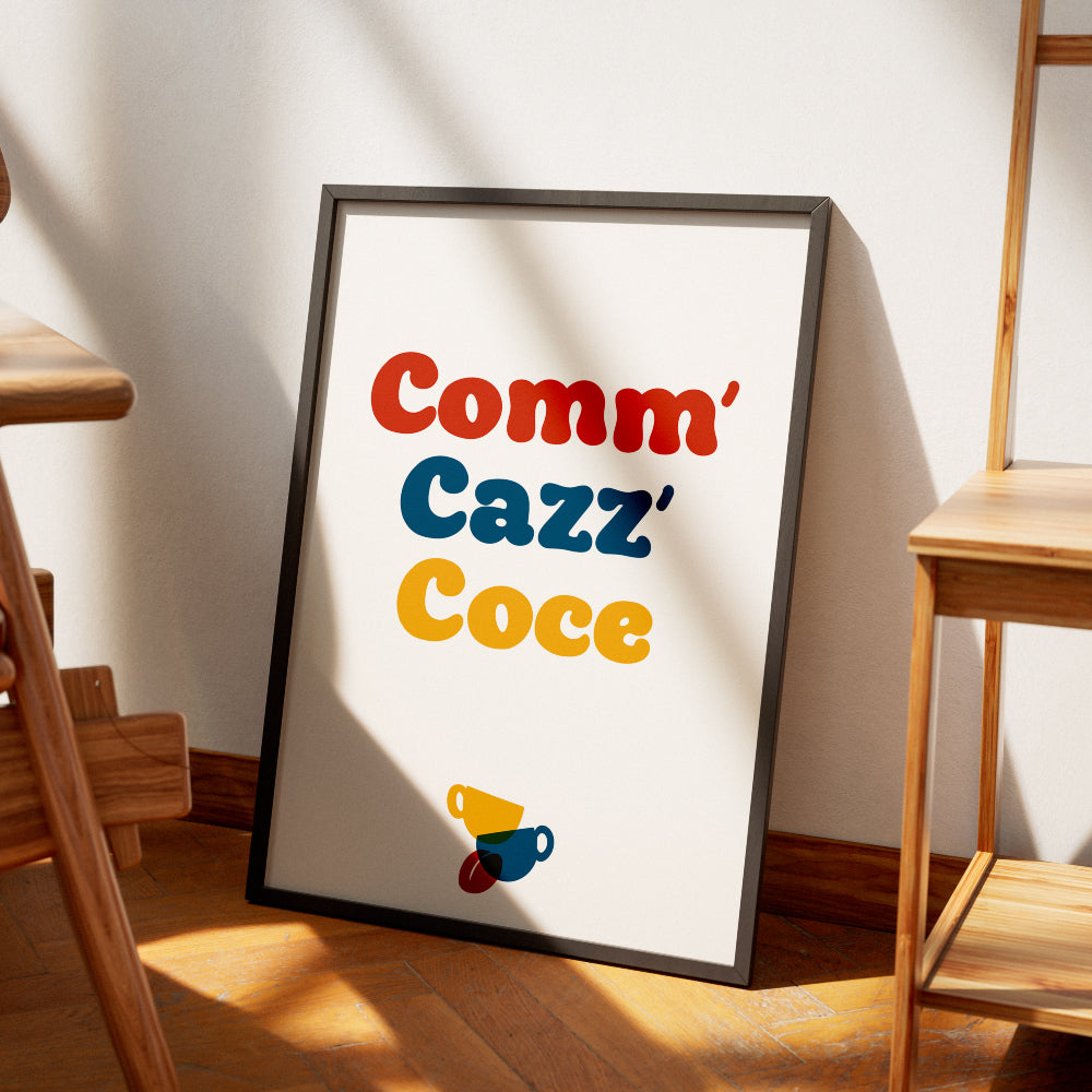 Poster decorativo tipografico con frase in dialetto Comm Cazz Coce, caratteri colorati e illustrazione di due tazzine di caffe, ideale per arredare cucina o soggiorno.