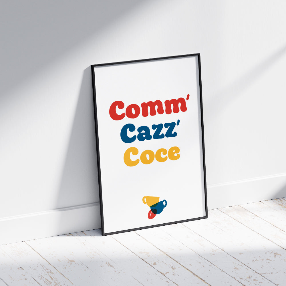 Poster tipografico moderno con scritta Comm Cazz Coce in colori vivaci e grafica di tazzine da caffe, perfetto per arredamento cucina e design creativo da parete.