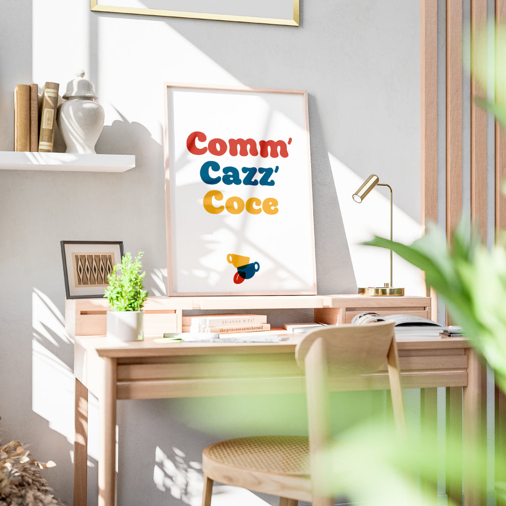 Poster decorativo tipografico con frase in dialetto Comm Cazz Coce, caratteri colorati e illustrazione di due tazzine di caffe, ideale per arredare cucina o soggiorno.