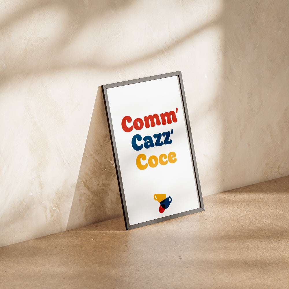 Poster tipografico moderno con scritta Comm Cazz Coce in colori vivaci e grafica di tazzine da caffe, perfetto per arredamento cucina e design creativo da parete.