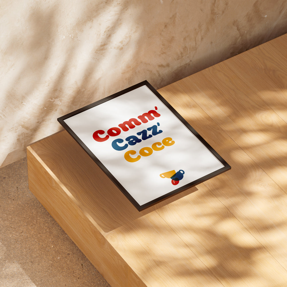 Poster tipografico moderno con scritta Comm Cazz Coce in colori vivaci e grafica di tazzine da caffe, perfetto per arredamento cucina e design creativo da parete.