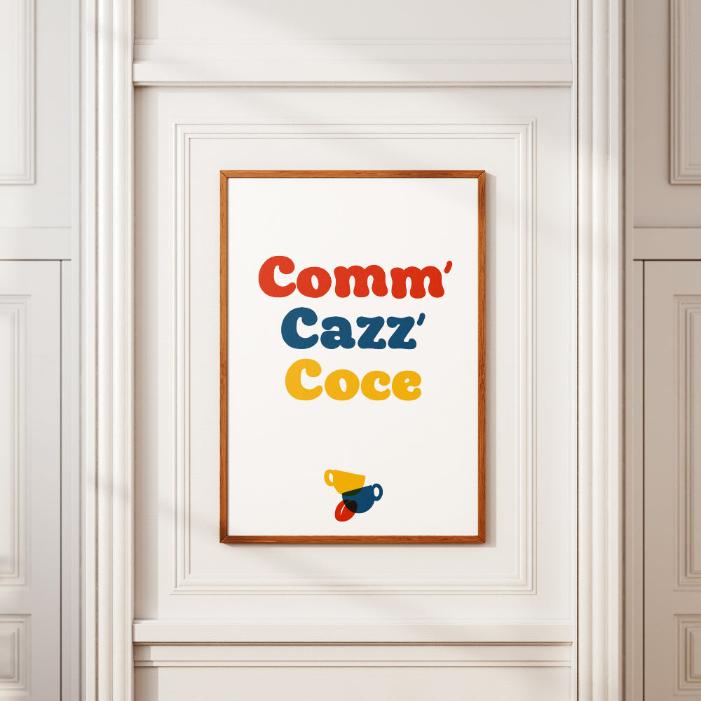 Poster tipografico moderno con scritta Comm Cazz Coce in colori vivaci e grafica di tazzine da caffe, perfetto per arredamento cucina e design creativo da parete.