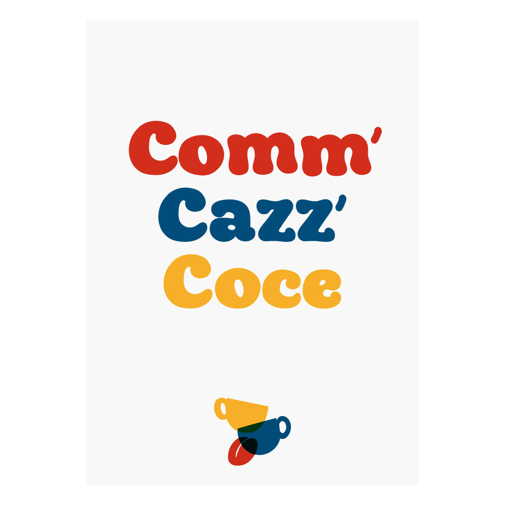 Poster decorativo tipografico con frase in dialetto Comm Cazz Coce, caratteri colorati e illustrazione di due tazzine di caffe, ideale per arredare cucina o soggiorno.