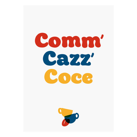 Poster decorativo tipografico con frase in dialetto Comm Cazz Coce, caratteri colorati e illustrazione di due tazzine di caffe, ideale per arredare cucina o soggiorno.