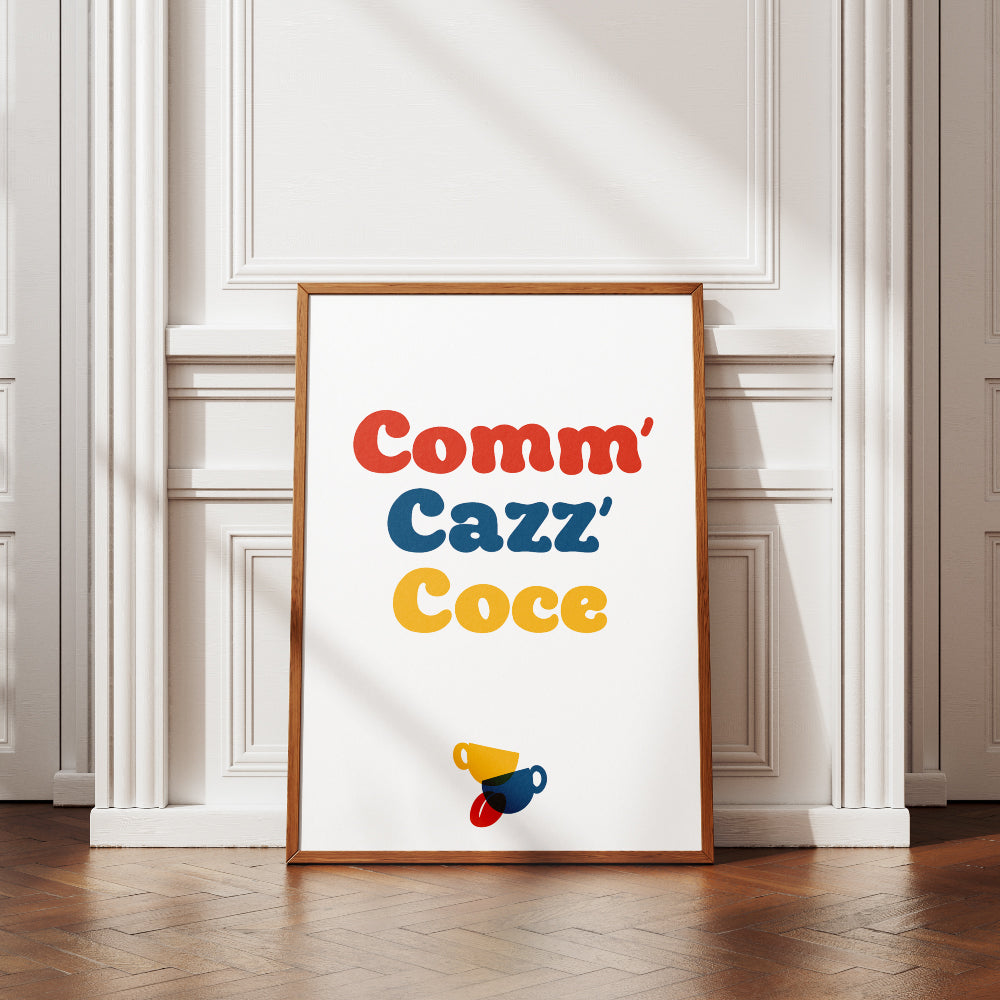 Poster decorativo tipografico con frase in dialetto Comm Cazz Coce, caratteri colorati e illustrazione di due tazzine di caffe, ideale per arredare cucina o soggiorno.
