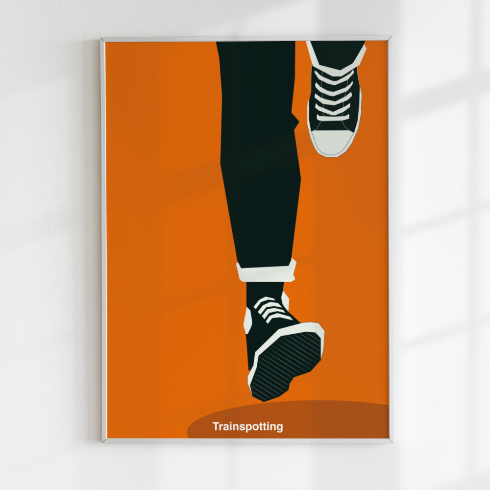 Poster minimalista ispirato a Trainspotting con illustrazione delle gambe in corsa che richiama la celebre scena iniziale del film cult di Danny Boyle. Stampa artistica moderna in stile grafico ideale per gli amanti del cinema e del design contemporaneo.