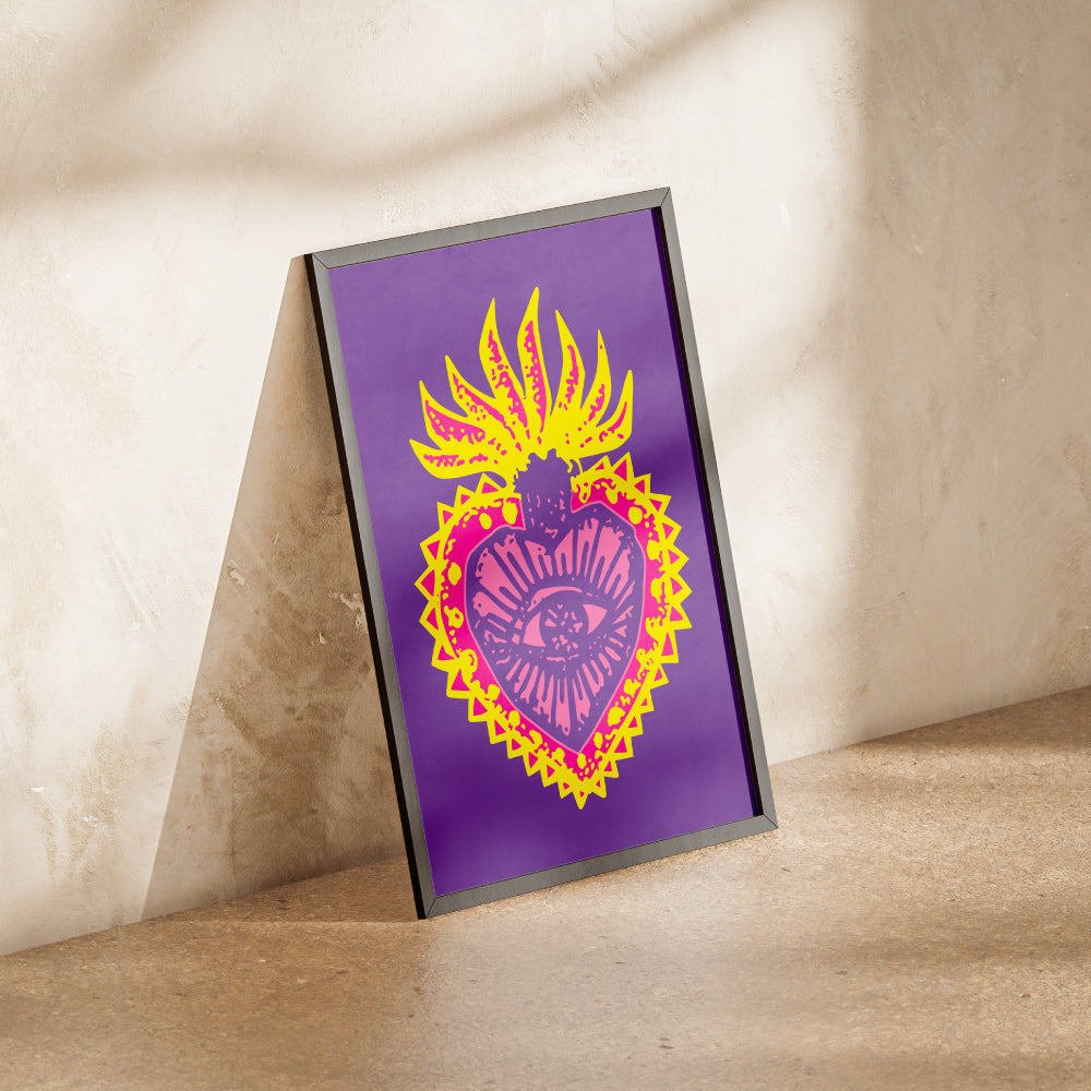 Un icona senza tempo che rinasce in chiave pop questo poster reinterpreta il Sacro Cuore attraverso colori audaci e un linguaggio grafico contemporaneo fondendo spiritualita simbolismo e cultura visiva moderna in un’immagine potente e magnetica.