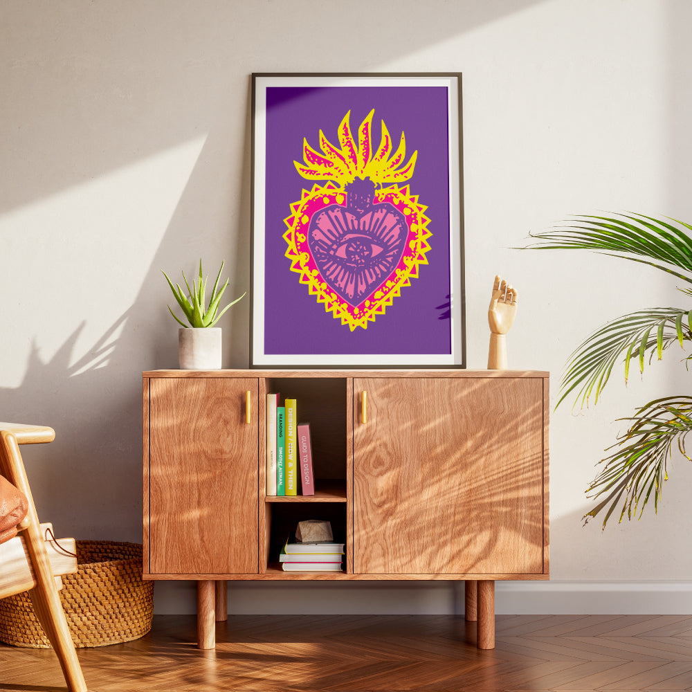 Un icona senza tempo che rinasce in chiave pop questo poster reinterpreta il Sacro Cuore attraverso colori audaci e un linguaggio grafico contemporaneo fondendo spiritualita simbolismo e cultura visiva moderna in un’immagine potente e magnetica.