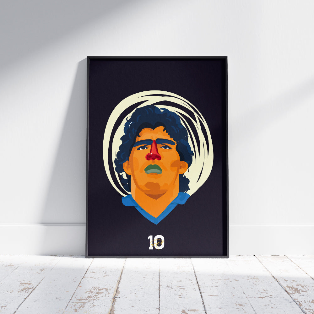 Poster artistico dedicato a Diego Armando Maradona con ritratto illustrato, numero 10 e colori ispirati a Napoli e al calcio napoletano.