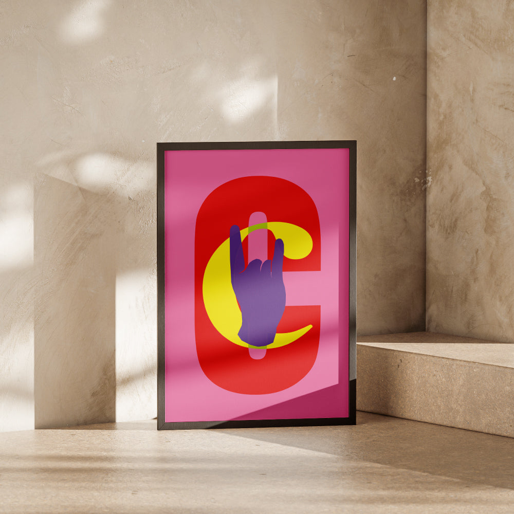 Poster grafico moderno con sfondo rosa, lettera C rossa e mano viola stilizzata che fa il gesto delle corna, ideale per arredare spazi creativi, interni pop, studi di design e ambienti contemporanei.