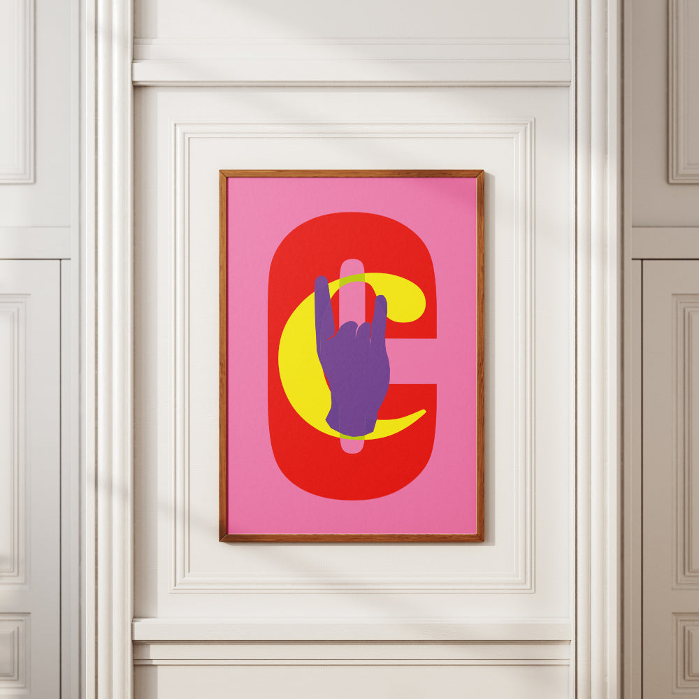 Poster grafico moderno con sfondo rosa, lettera C rossa e mano viola stilizzata che fa il gesto delle corna, ideale per arredare spazi creativi, interni pop, studi di design e ambienti contemporanei.