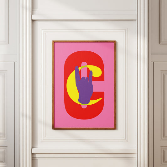 Poster grafico moderno con sfondo rosa, lettera C rossa e mano viola stilizzata che fa il gesto delle corna, ideale per arredare spazi creativi, interni pop, studi di design e ambienti contemporanei.