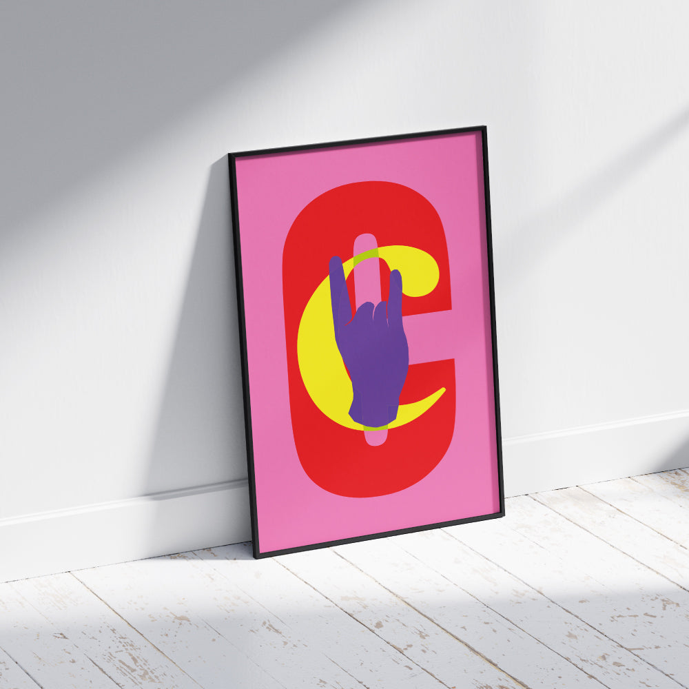 Poster grafico moderno con sfondo rosa, lettera C rossa e mano viola stilizzata che fa il gesto delle corna, ideale per arredare spazi creativi, interni pop, studi di design e ambienti contemporanei.