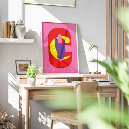 Poster grafico moderno con sfondo rosa, lettera C rossa e mano viola stilizzata che fa il gesto delle corna, ideale per arredare spazi creativi, interni pop, studi di design e ambienti contemporanei.