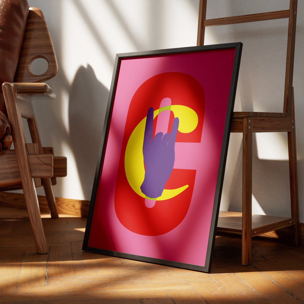 Poster grafico moderno con sfondo rosa, lettera C rossa e mano viola stilizzata che fa il gesto delle corna, ideale per arredare spazi creativi, interni pop, studi di design e ambienti contemporanei.