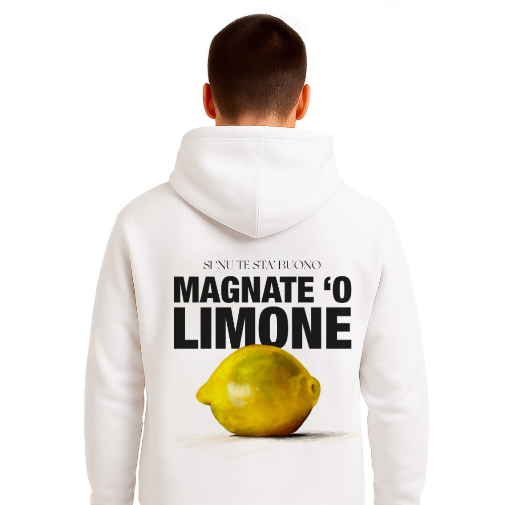 Felpa unisex in cotone con cappuccio e tasca frontale grafica napoletana  Magnate o Limone con limone giallo sul retro e logo Pil Pil sul davanti. Disponibile in taglie S M L XL