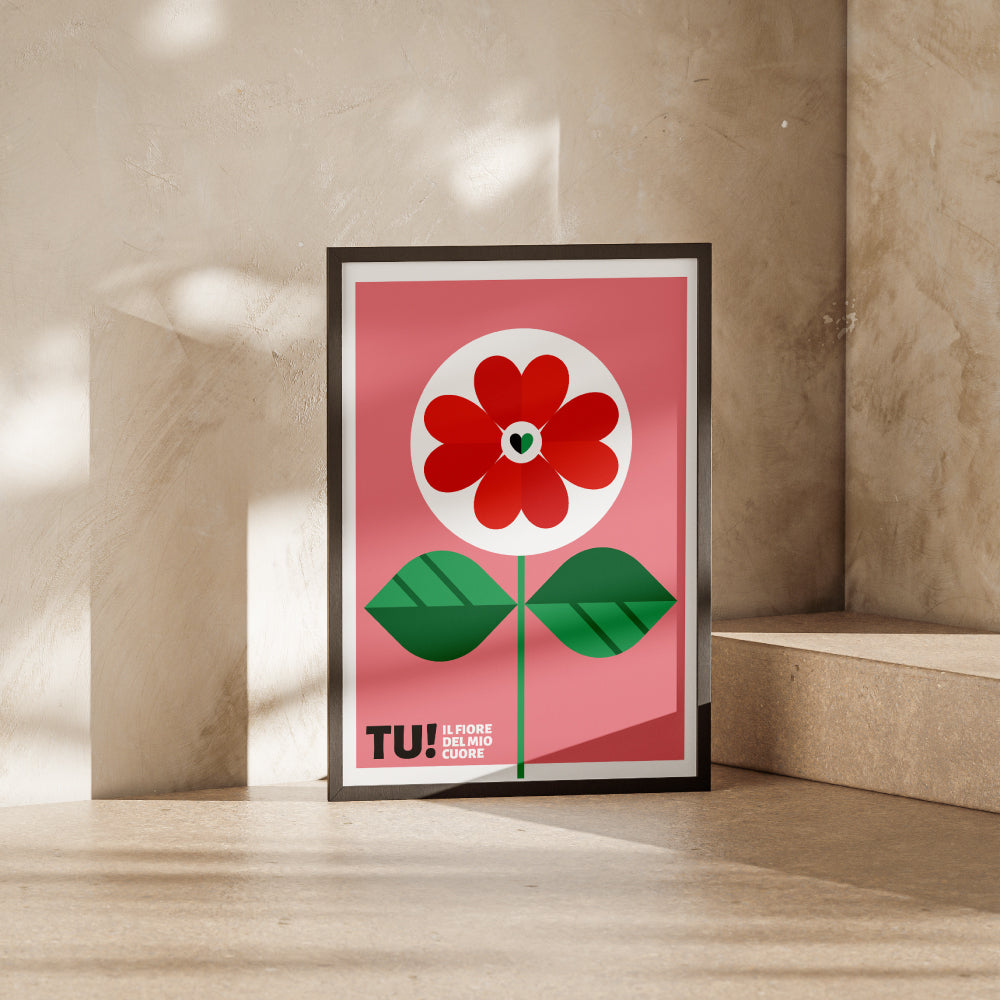Poster grafico colorato con grande fiore rosso stilizzato su sfondo rosa e scritta TU Il fiore del mio cuore, design pop e moderno perfetto come decorazione romantica o regalo d amore.