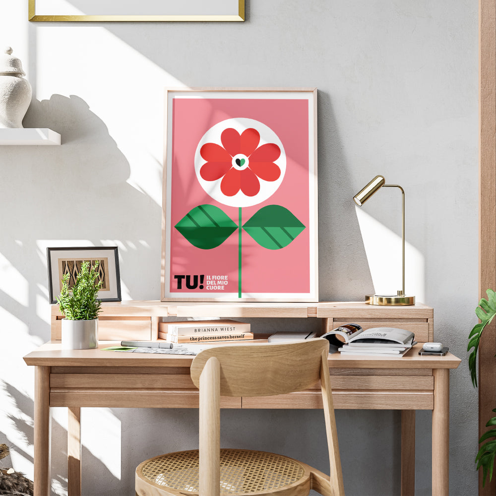 Poster grafico colorato con grande fiore rosso stilizzato su sfondo rosa e scritta TU Il fiore del mio cuore, design pop e moderno perfetto come decorazione romantica o regalo d amore.