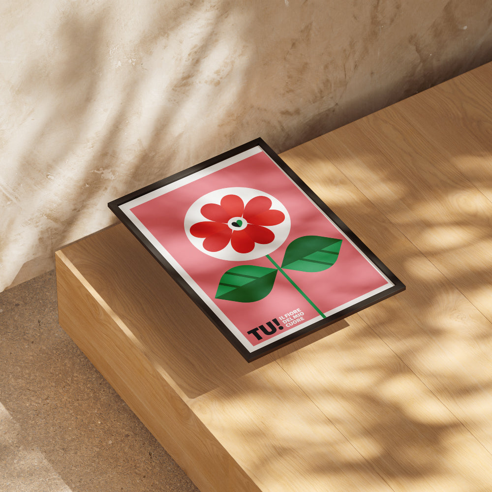 Poster grafico colorato con grande fiore rosso stilizzato su sfondo rosa e scritta TU Il fiore del mio cuore, design pop e moderno perfetto come decorazione romantica o regalo d amore.