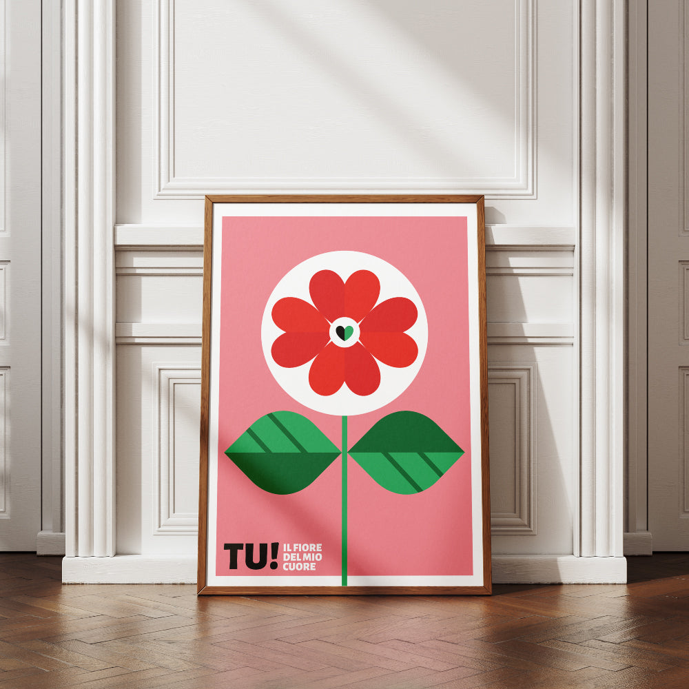 Poster grafico colorato con grande fiore rosso stilizzato su sfondo rosa e scritta TU Il fiore del mio cuore, design pop e moderno perfetto come decorazione romantica o regalo d amore.
