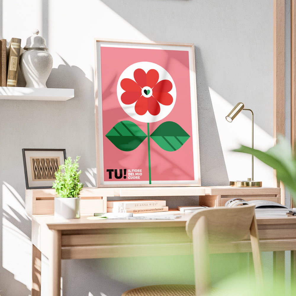 Poster grafico colorato con grande fiore rosso stilizzato su sfondo rosa e scritta TU Il fiore del mio cuore, design pop e moderno perfetto come decorazione romantica o regalo d amore.