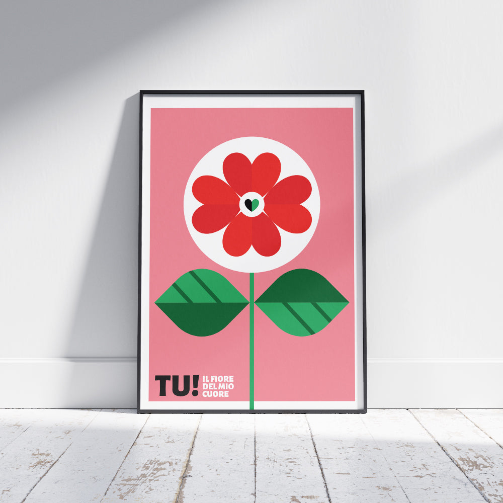 Poster grafico colorato con grande fiore rosso stilizzato su sfondo rosa e scritta TU Il fiore del mio cuore, design pop e moderno perfetto come decorazione romantica o regalo d amore.