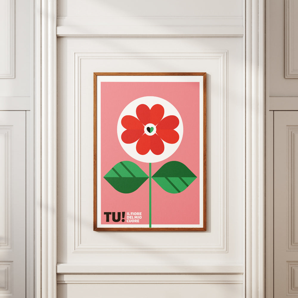 Poster grafico colorato con grande fiore rosso stilizzato su sfondo rosa e scritta TU Il fiore del mio cuore, design pop e moderno perfetto come decorazione romantica o regalo d amore.
