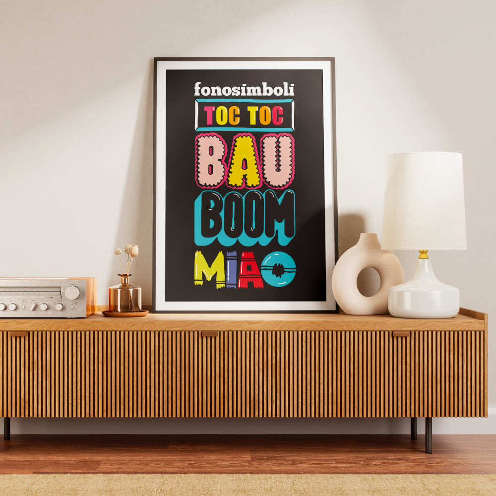 Poster tipografico illustrato con fonosimboli TOC TOC  BAU BOOM e MIAO in lettering colorato su sfondo nero design pop contemporaneo ideale per decorazione parete.