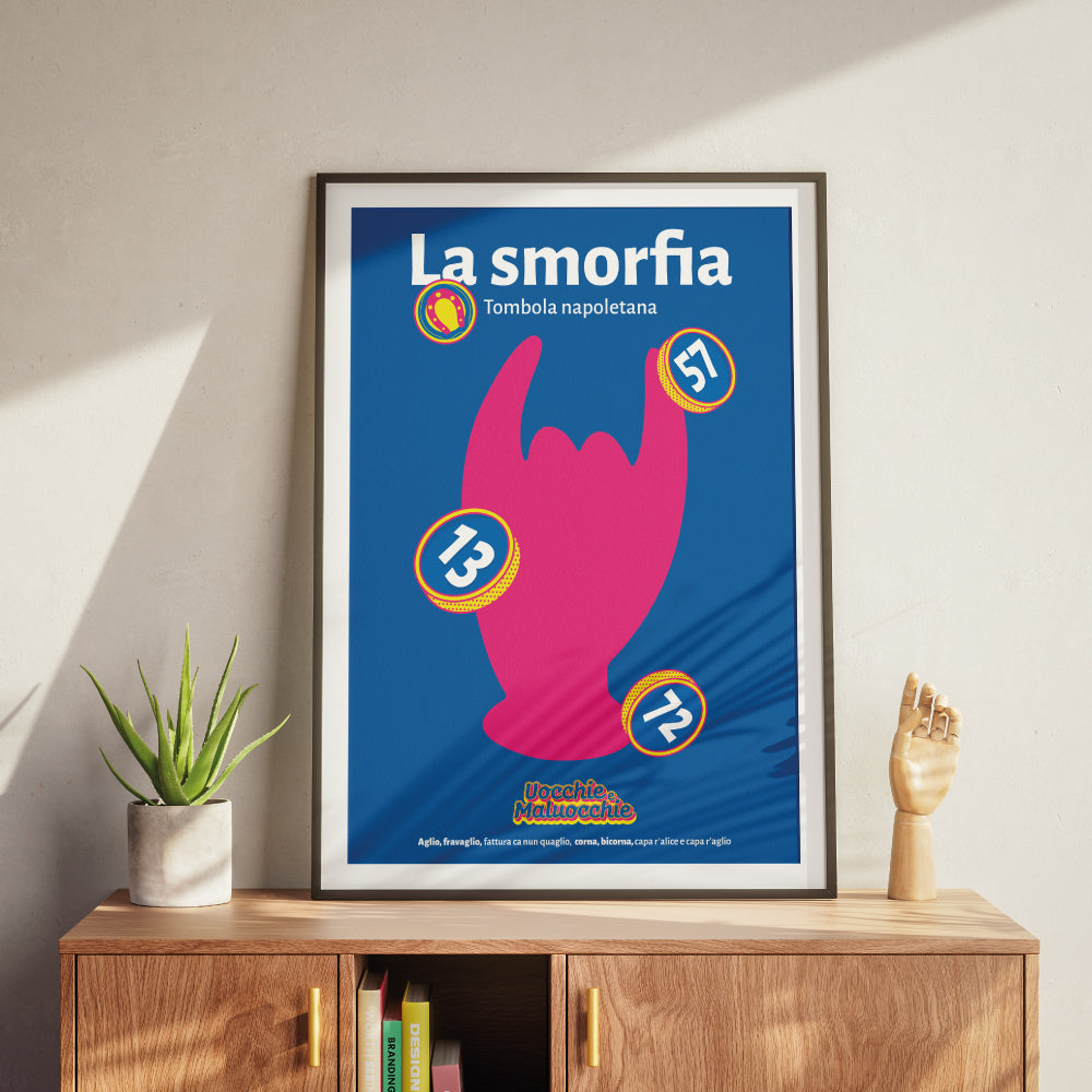 Poster colorato della Smorfia Napoletana con simbolo delle corna portafortuna e numeri 13, 57, 72, legato alla tradizione e scaramanzia di Napoli.
