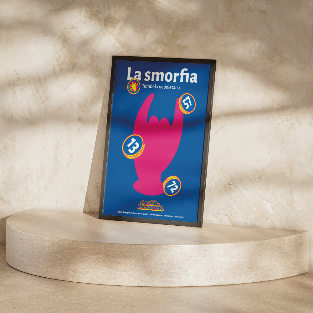 Poster colorato della Smorfia Napoletana con simbolo delle corna portafortuna e numeri 13, 57, 72, legato alla tradizione e scaramanzia di Napoli.
