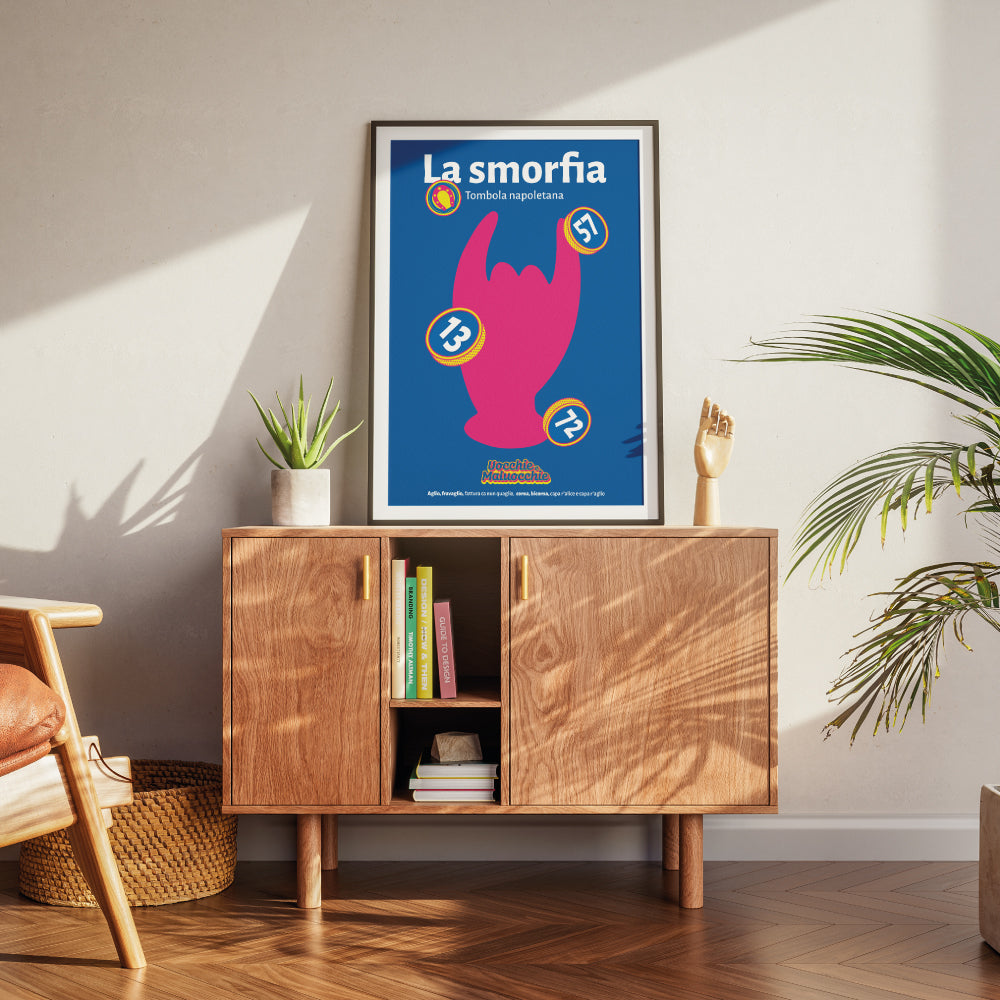 Poster colorato della Smorfia Napoletana con simbolo delle corna portafortuna e numeri 13, 57, 72, legato alla tradizione e scaramanzia di Napoli.
