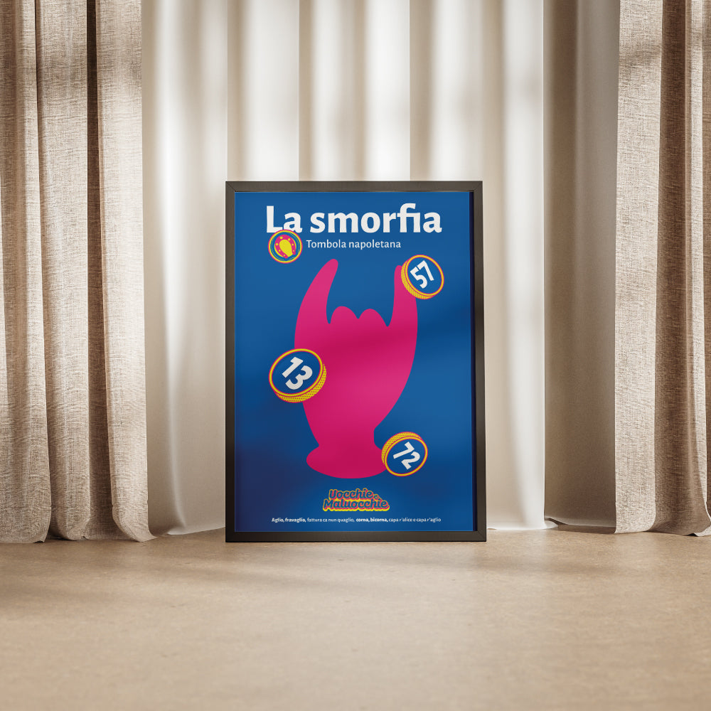 Poster colorato della Smorfia Napoletana con simbolo delle corna portafortuna e numeri 13, 57, 72, legato alla tradizione e scaramanzia di Napoli.
