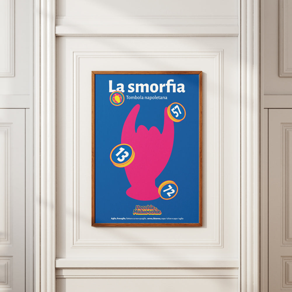 Poster colorato della Smorfia Napoletana con simbolo delle corna portafortuna e numeri 13, 57, 72, legato alla tradizione e scaramanzia di Napoli.
