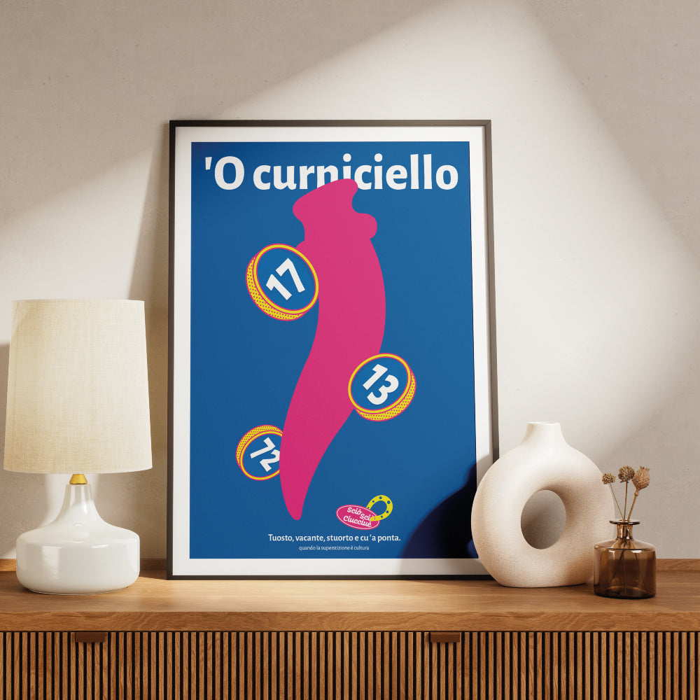 Poster pop con curniciello napoletano rosa su sfondo blu, simbolo scaramantico portafortuna con numeri 17, 13 e 72 della smorfia napoletana.