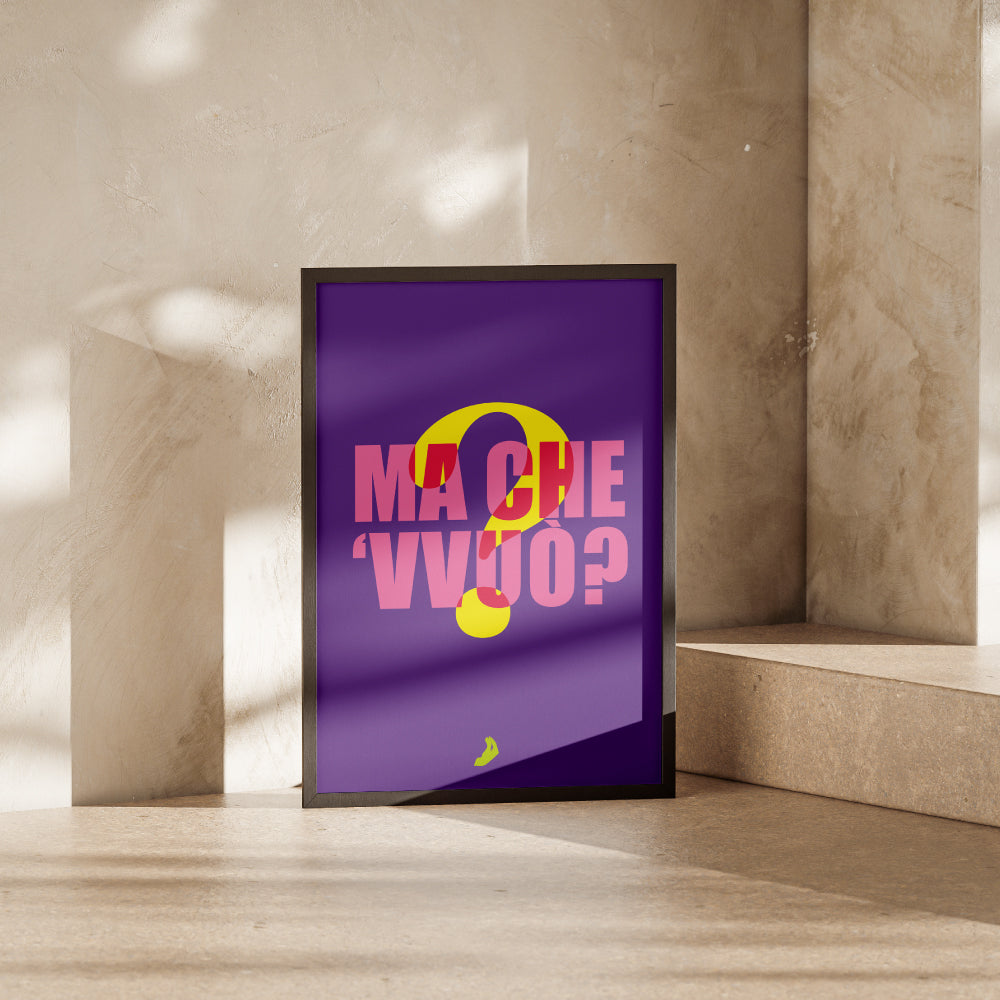 Poster tipografico con la scritta ma che vvuo e punto interrogativo stilizzato su sfondo viola design grafico contemporaneo della linea Muti Parlanti ispirata al linguaggio partenopeo