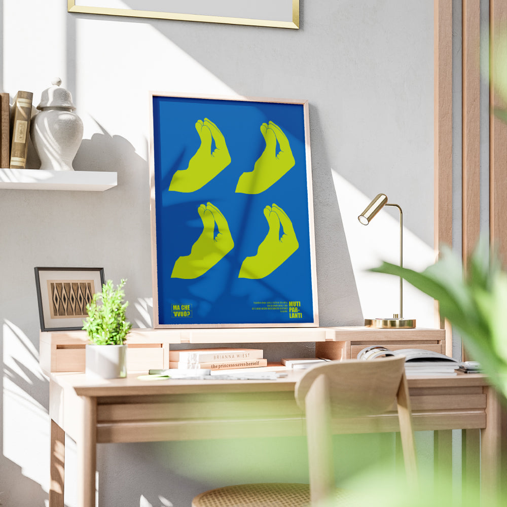 Poster grafico con illustrazione di mani stilizzate che rappresentano il gesto napoletano ma che vvuo su sfondo blu con colori a contrasto, parte della linea Muti Parlanti dedicata al linguaggio gestuale partenopeo.