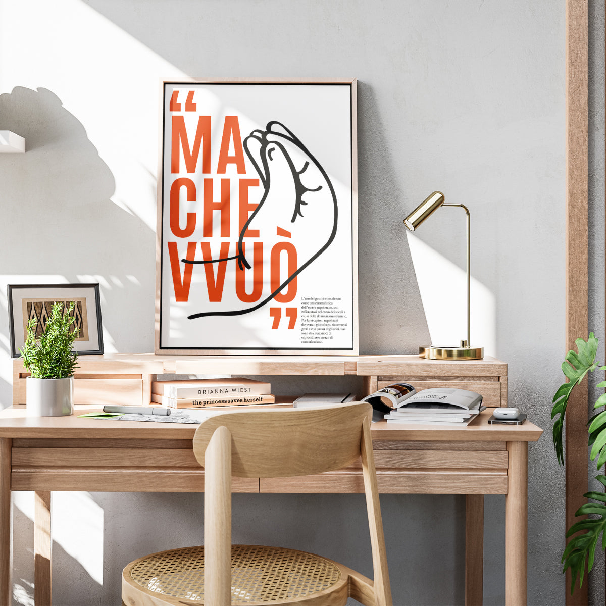 Poster tipografico minimalista con frase Ma che vvuo in rosso su sfondo grigio, accompagnato da illustrazione stilizzata del gesto napoletano con dita unite verso l’alto.