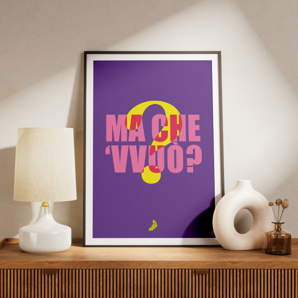 Poster tipografico con la scritta ma che vvuo e punto interrogativo stilizzato su sfondo viola design grafico contemporaneo della linea Muti Parlanti ispirata al linguaggio partenopeo