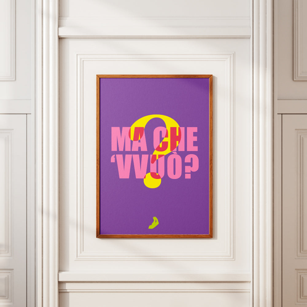Poster tipografico con la scritta ma che vvuo e punto interrogativo stilizzato su sfondo viola design grafico contemporaneo della linea Muti Parlanti ispirata al linguaggio partenopeo