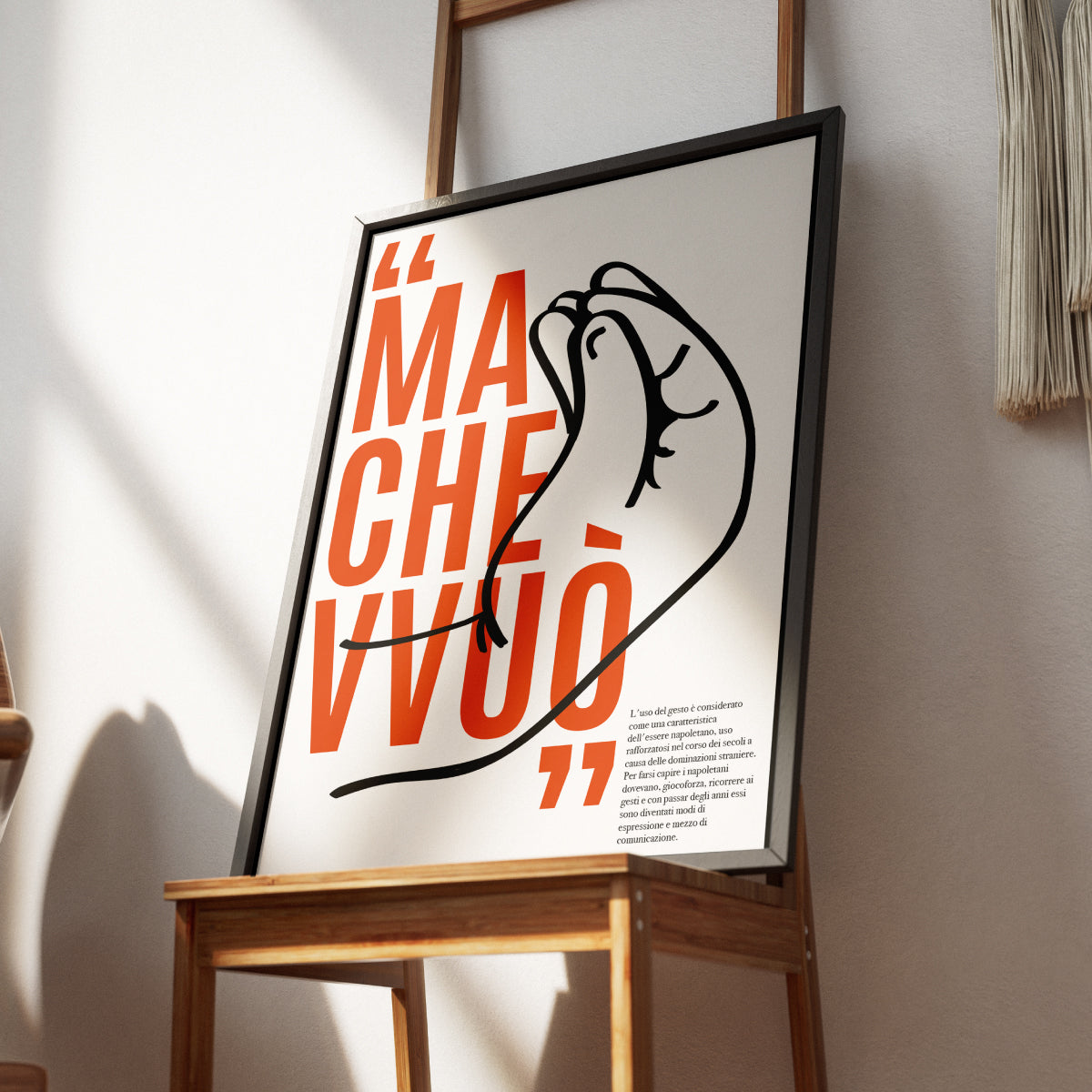 Poster tipografico minimalista con frase Ma che vvuo in rosso su sfondo grigio, accompagnato da illustrazione stilizzata del gesto napoletano con dita unite verso l’alto.