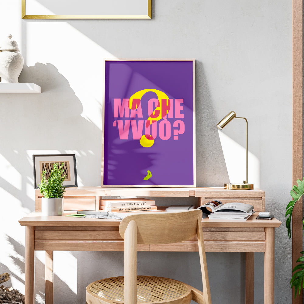 Poster tipografico con la scritta ma che vvuo e punto interrogativo stilizzato su sfondo viola design grafico contemporaneo della linea Muti Parlanti ispirata al linguaggio partenopeo