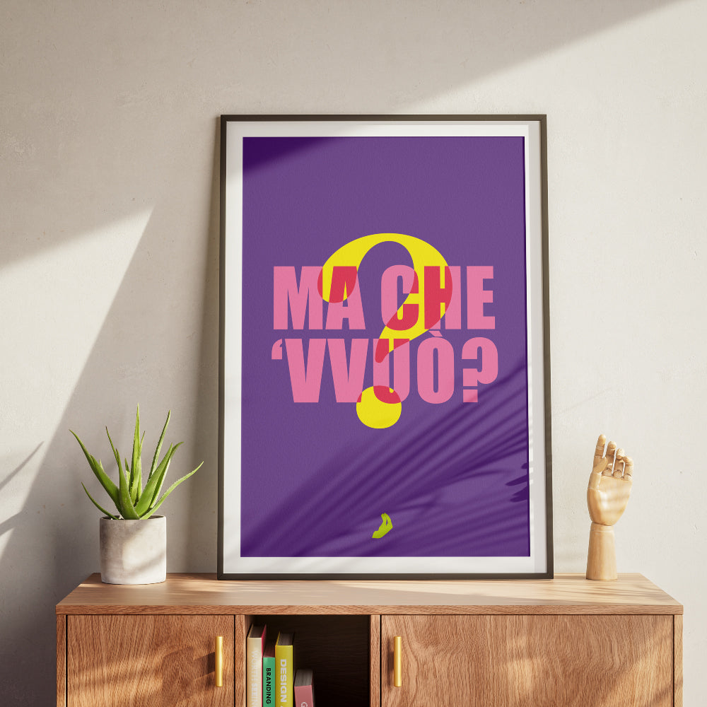 Poster tipografico con la scritta ma che vvuo e punto interrogativo stilizzato su sfondo viola design grafico contemporaneo della linea Muti Parlanti ispirata al linguaggio partenopeo