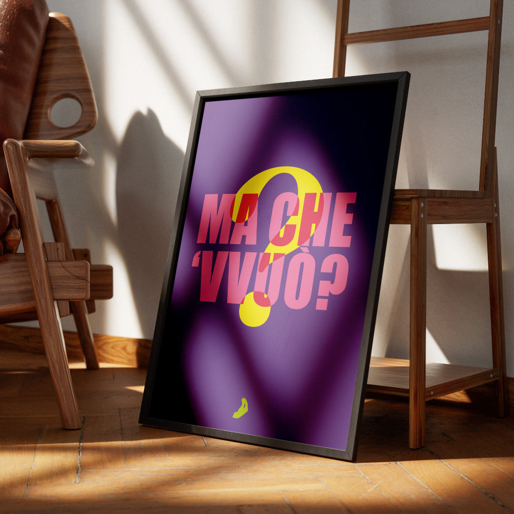 Poster tipografico con la scritta ma che vvuo e punto interrogativo stilizzato su sfondo viola design grafico contemporaneo della linea Muti Parlanti ispirata al linguaggio partenopeo