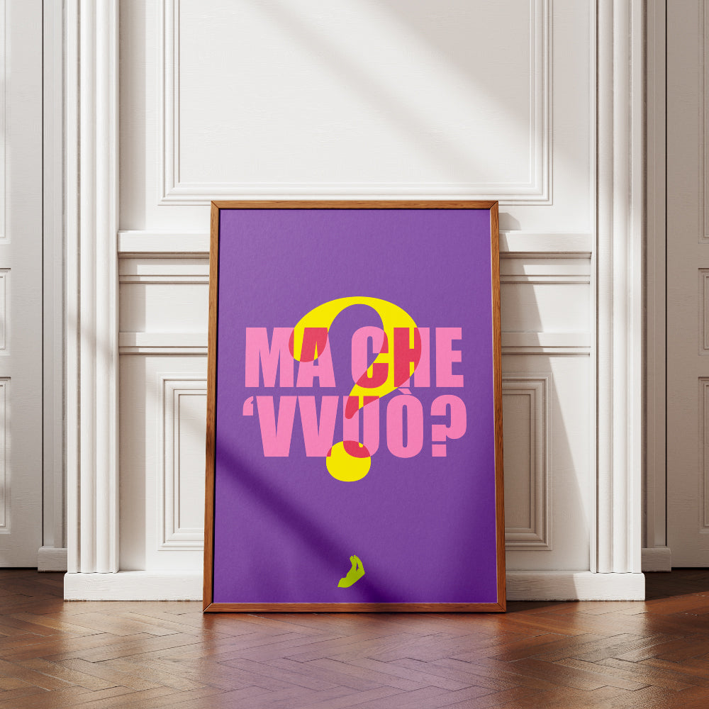 Poster tipografico con la scritta ma che vvuo e punto interrogativo stilizzato su sfondo viola design grafico contemporaneo della linea Muti Parlanti ispirata al linguaggio partenopeo